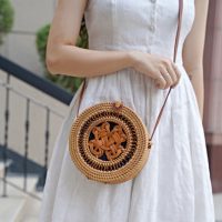 Túi mây tre đan tròn đeo chéo nữ họa tiết đan hoa tâm nổi bật