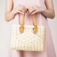 Túi mây tre đan xách tay nữ dáng hộp màu kem phối quai da họa tiết đan nổi
