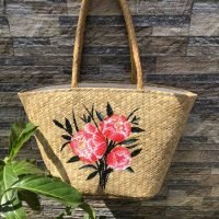 Túi mây tre đan xách tay hoa mẫu đơn đỏ dáng thuyền