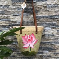 Túi mây tre đan đeo vai hoa sen hồng dáng thuyền quai da