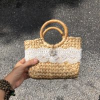 Túi mây tre đan xách tay mini phối ren ngọc trai hoa tròn