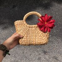 Túi mây tre đan xách tay mini hoa vải đỏ nổi bật