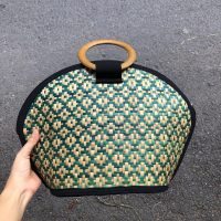 Túi mây tre đan xách tay dáng vòm họa tiết caro xanh quai gỗ