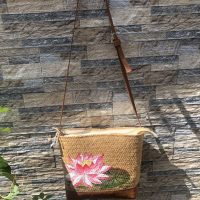 Túi mây tre đan đeo chéo hoa sen hồng phối da nâu